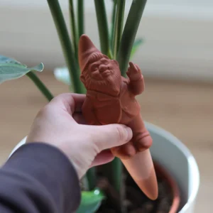 Gnomo annaffiatore terracotta per piante