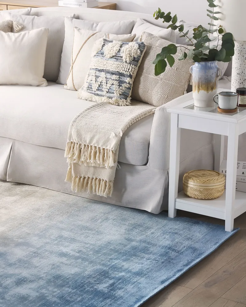 Tappeto pelo breve grigio-blu 140 x 200 cm ERCIS