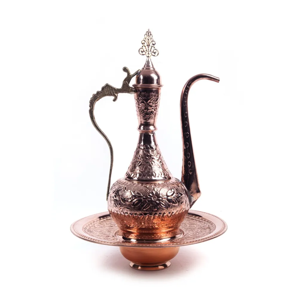 Ewer di rame decorativo rilievo invocato inciso