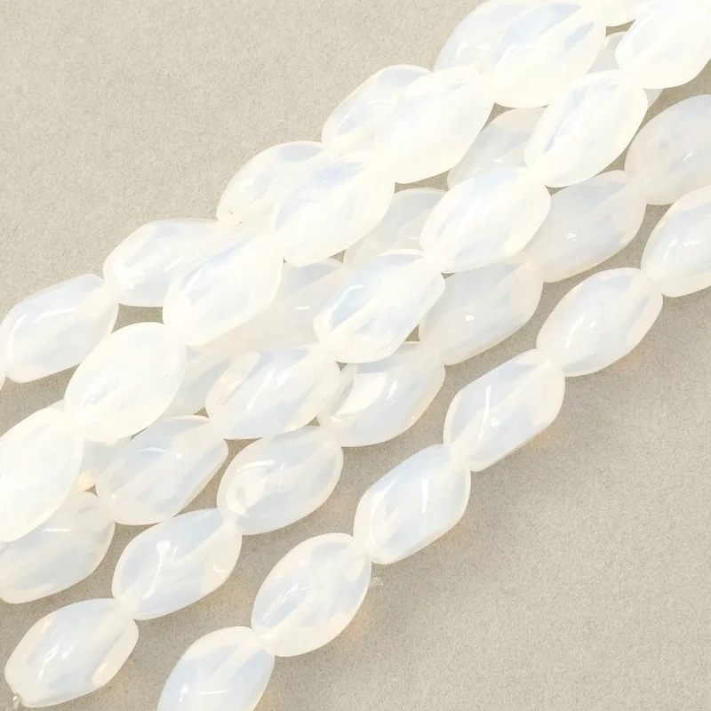 Filo di perle di Boemia ovali twistate 11x7mm bianco opalino