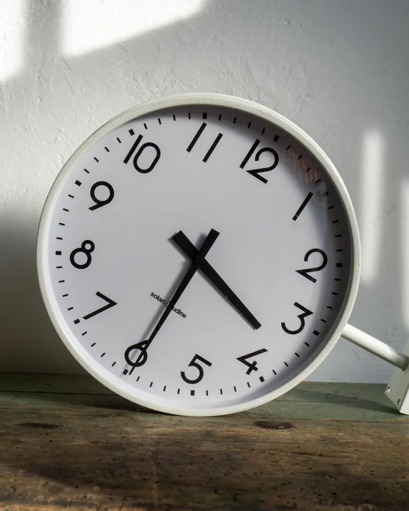 Orologio bifacciale Solari Udine con staffa – anni 70