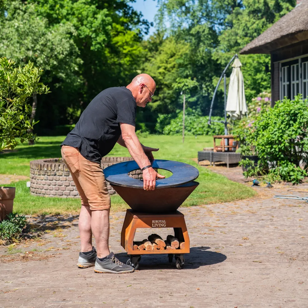 BBQ Plancha Grill Brasero Braciere acciaio Corten con ruote grandi, contenitore per legna e teglia Ø80cm