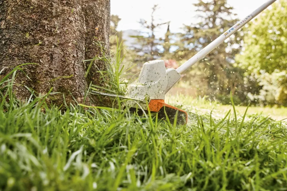 STIHL Tagliabordi FSA 57 + con batteria AK 10 e caricatore AL 101