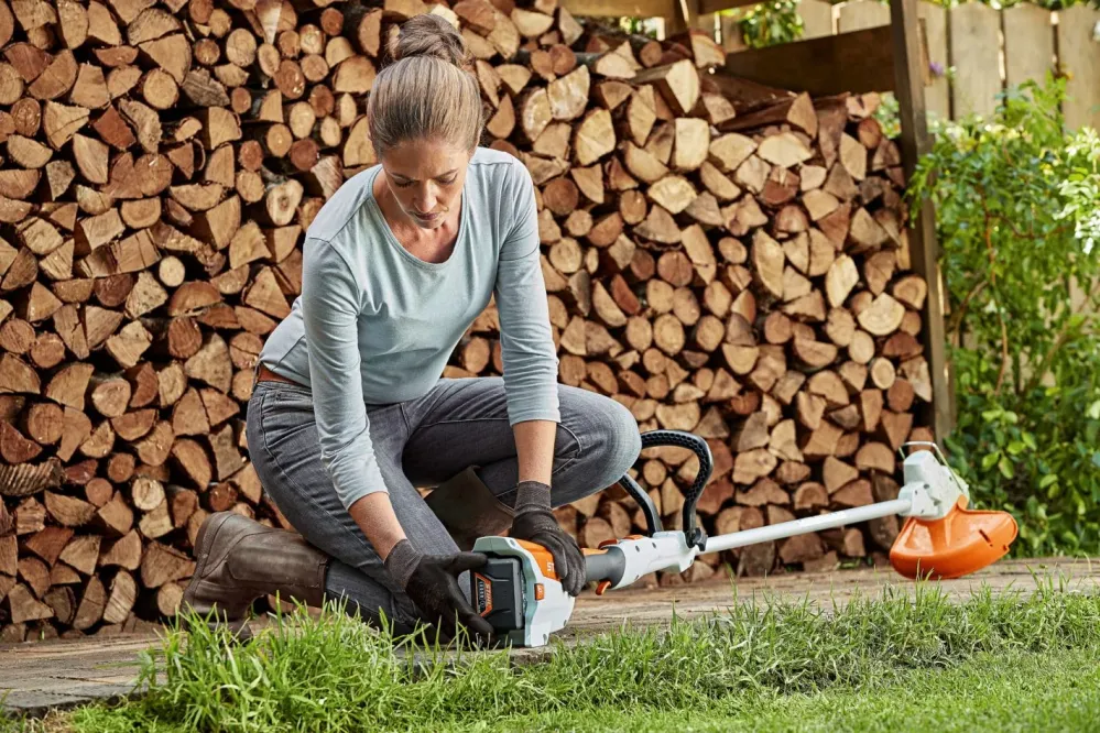 STIHL Tagliabordi FSA 57 + con batteria AK 10 e caricatore AL 101