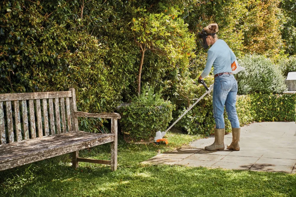 STIHL Tagliabordi FSA 57 + con batteria AK 10 e caricatore AL 101
