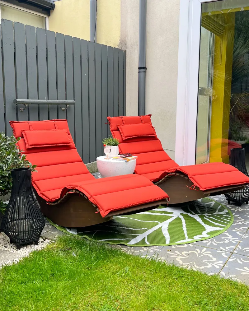 Acacia Wood Garden Sun Lounger Dark Cushion Red BRESCIA con Portabicchiere Integrato