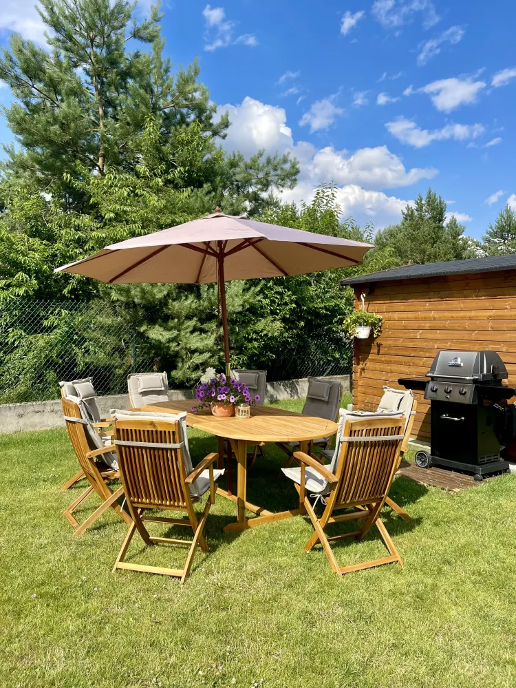 Confortevole Ergonomico 8 Seater Acacia Wood Garden Dining Set Parasol and Taupe Cushions MAUI