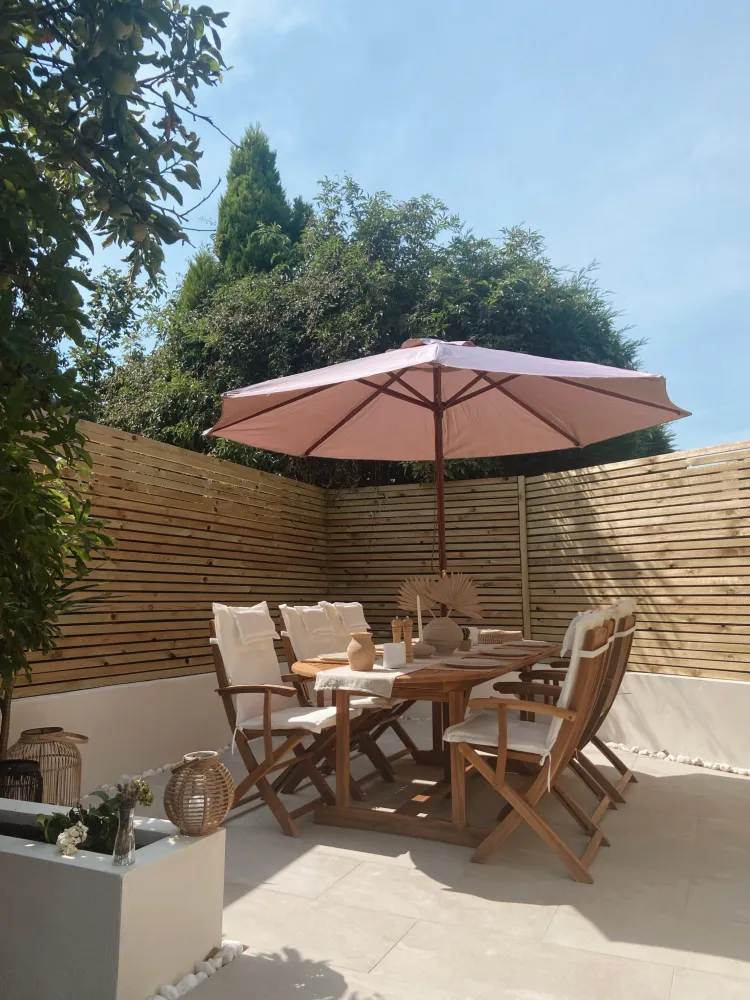 Confortevole Ergonomico 8 Seater Acacia Wood Garden Dining Set Parasol and Taupe Cushions MAUI