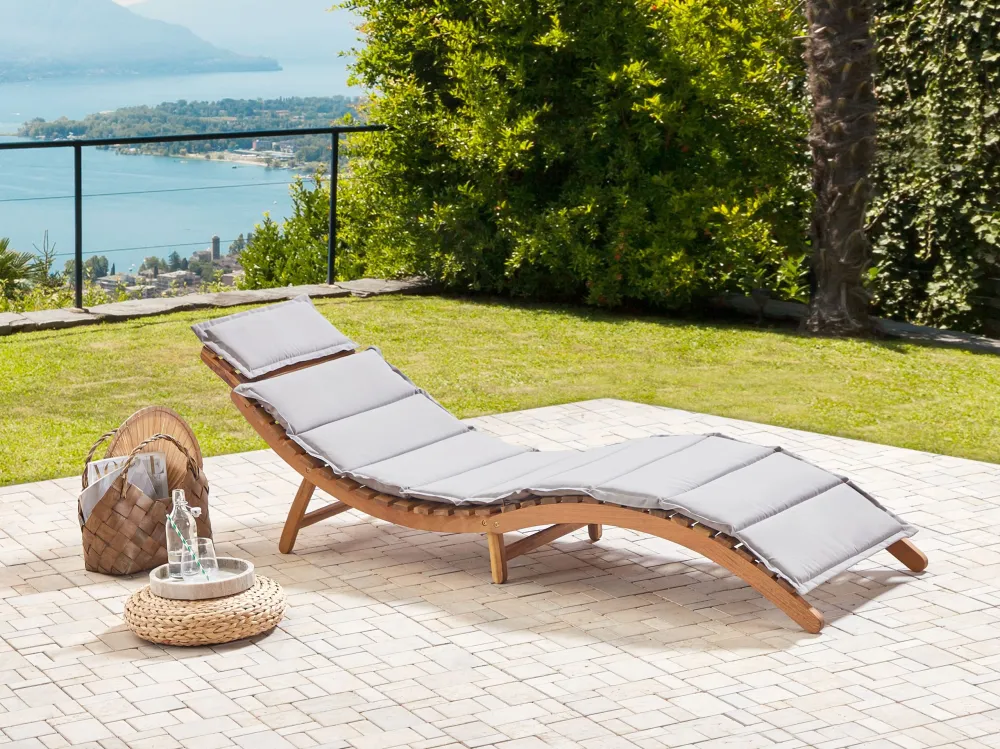 Lettino da giardino legno con cuscino grigio LUINO - Impermeabile e UV Resistente