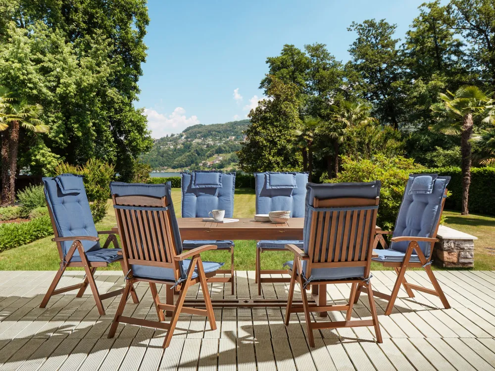 Set da giardino con 6 sedie legno di acacia fosco con cuscini blu AMANTEA