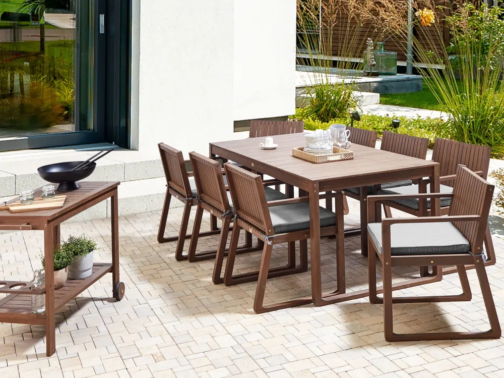 Set da giardino 8 posti legno di acacia cupo con cuscini grigio SASSARI