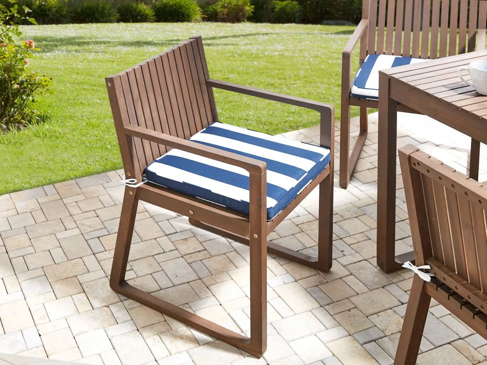 Set da giardino 8 posti legno di acacia tenebroso con cuscini blu e bianco SASSARI