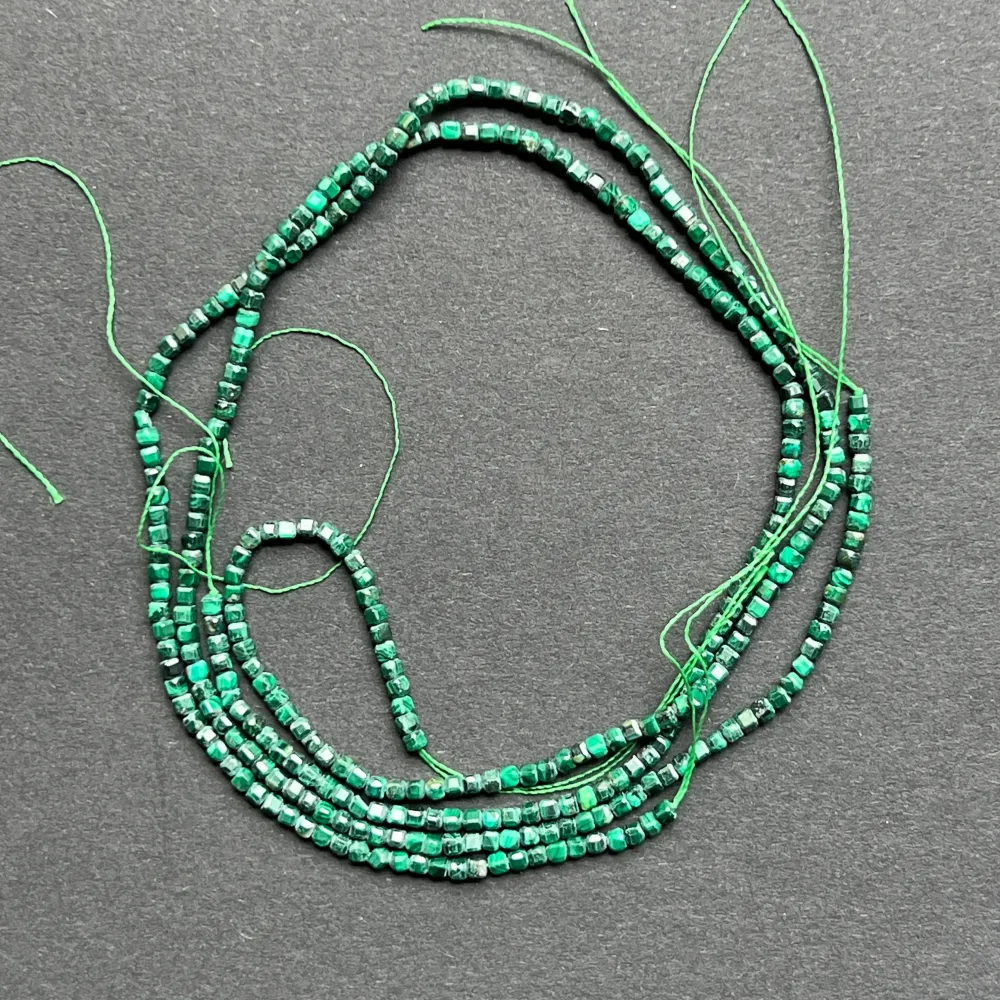 Filo di perle pietre semipreziose cubetti MALACHITE