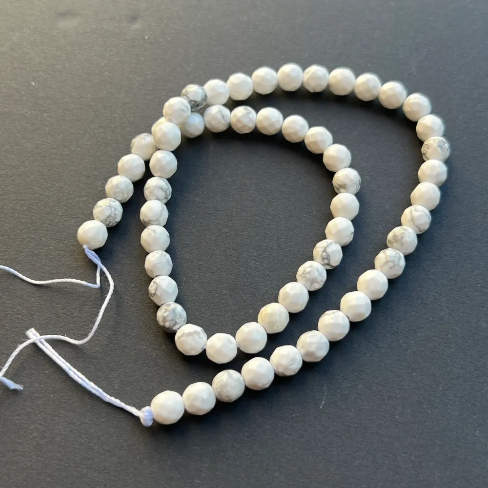 Filo di perle pietre semipreziose sfere sfaccettate HOWLITE BIANCA