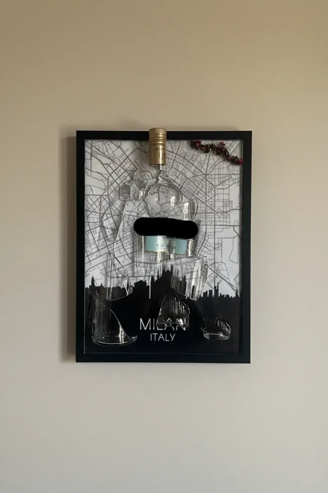 Quadro Campari Artigianale – Pezzo Unico con Bottiglia Originale e Rose Naturali