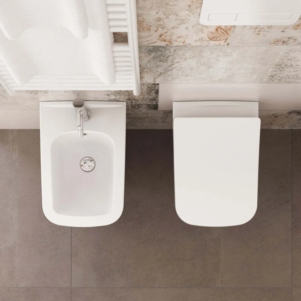 Sanitari Sospesi Filo Muro ceramica bianca con copri vaso frizionato Glam