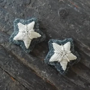WW1 WW2 RIPRODUZIONE COPPIA STELLETTE FILO COLOR ARGENTO SU PANNO GRIGIOVERDE 20 MM