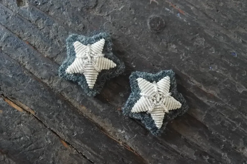 WW1 WW2 RIPRODUZIONE COPPIA STELLETTE FILO COLOR ARGENTO SU PANNO GRIGIOVERDE 20 MM