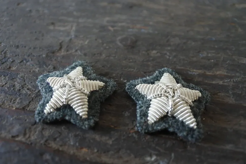 WW1 WW2 RIPRODUZIONE COPPIA STELLETTE FILO COLOR ARGENTO SU PANNO GRIGIOVERDE 20 MM