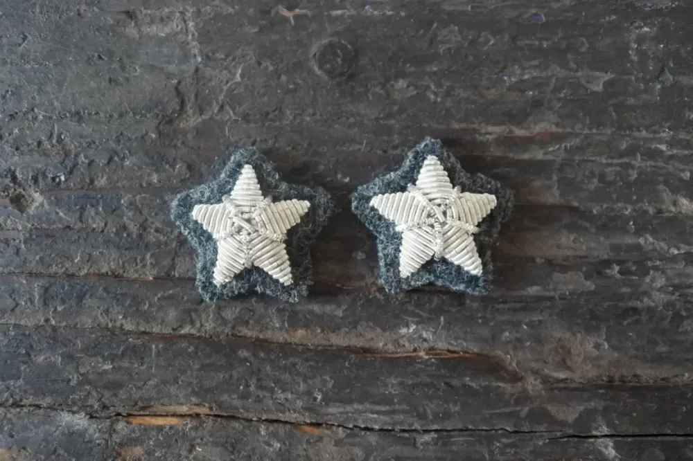 WW1 WW2 RIPRODUZIONE COPPIA STELLETTE FILO COLOR ARGENTO SU PANNO GRIGIOVERDE 20 MM