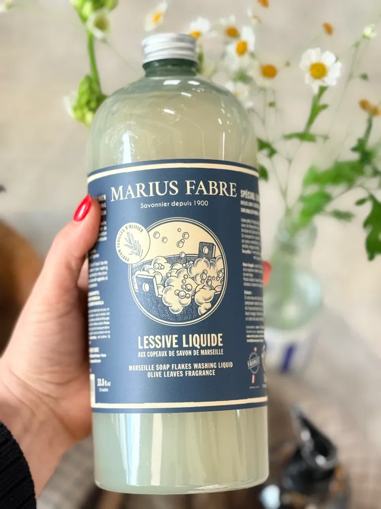 Sapone di Marsiglia scaglie, detersivo liquido alle foglie d'olivo 1L