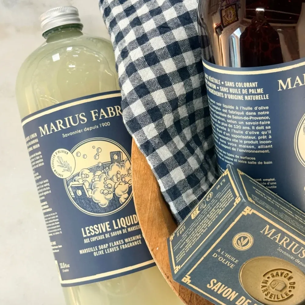 Sapone di Marsiglia scaglie, detersivo liquido alle foglie d'olivo 1L