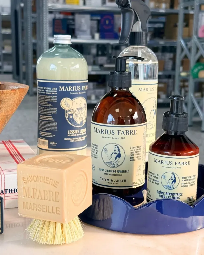 Sapone di Marsiglia scaglie, detersivo liquido alle foglie d'olivo 1L