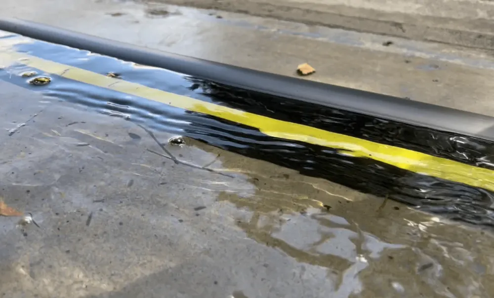 Guarnizione antiallagamento alta 4cm per la porta da garage