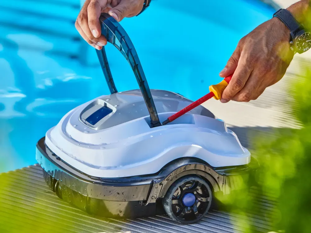 Robottino "Sirena" puliscifondo per piscina automatico con ruote, fino 50 minuti di autonomia