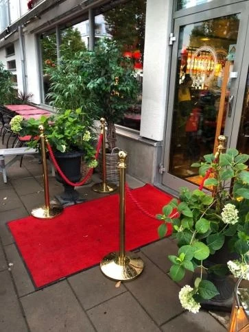 (Confezione da 4) - Flexibarrier kit ingresso VIP comprendente paletti, corde e tappeto