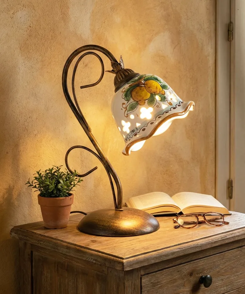 Lumetto lampada da comodino 1 luce ferro battuto e ceramica realizzata e decorata artigianalmente mano art. limoni