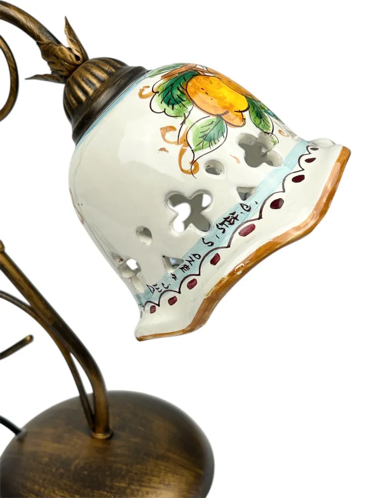 Lumetto lampada da comodino 1 luce ferro battuto e ceramica realizzata e decorata artigianalmente mano art. limoni