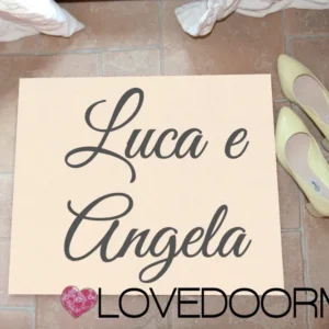 Zerbino Customizzato – Noi Due, Tuo Testo – LOVEDOORMAT Feltro, Fondo Gomma, Tappeto 100% Asciugapassi