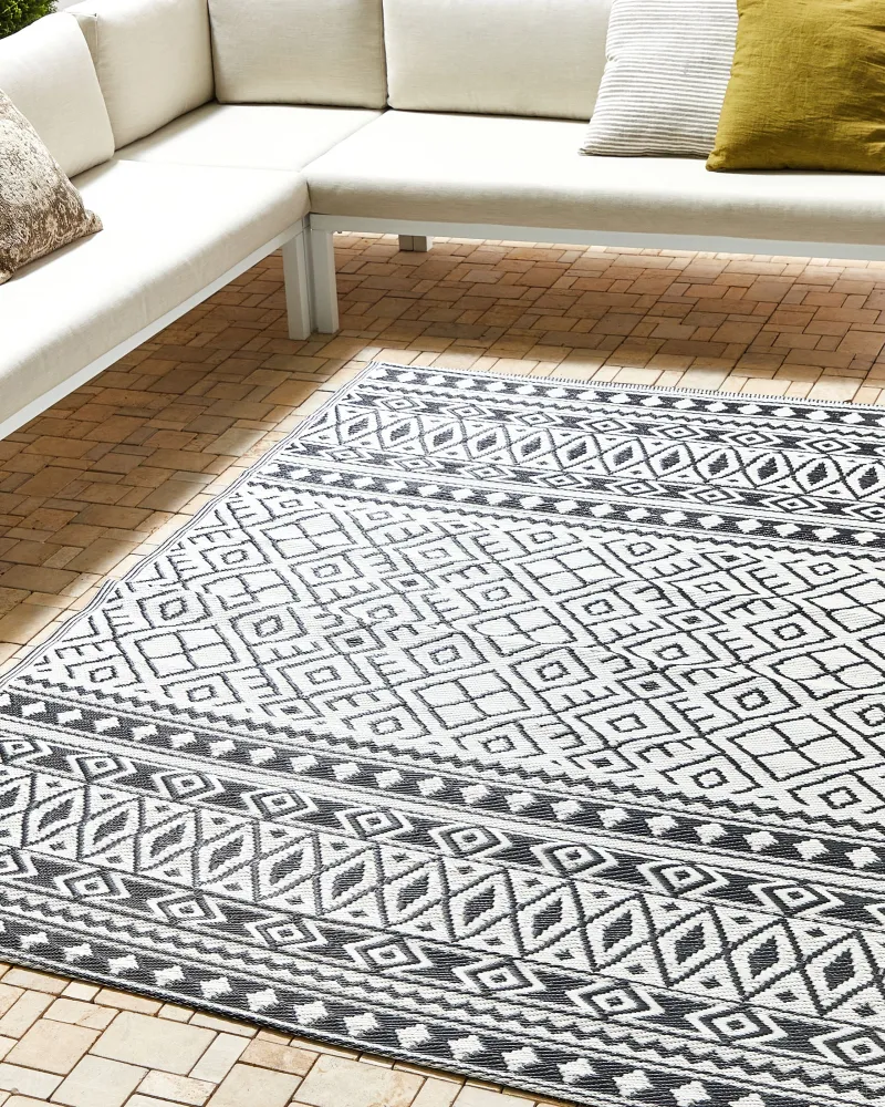 Tappeto da esterno nero con motivo geometrico 180 x 240 cm NARLI | Manutenzione Semplice |