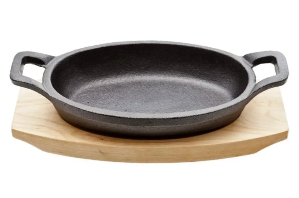 Padella ovale ghisa 15,5x10 cm su tavola di legno