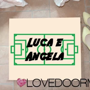 Zerbino Customizzato – Campo Calcio, Tuo Testo – LOVEDOORMAT Feltro, Fondo Gomma, Tappeto 100% Asciugapassi
