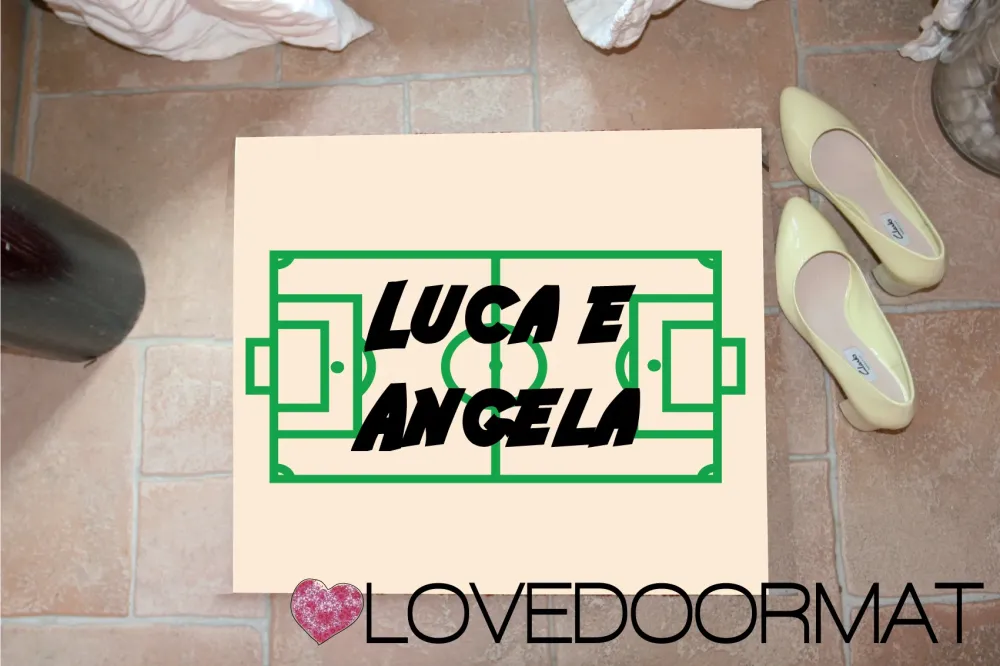 Zerbino Customizzato – Campo Calcio, Tuo Testo – LOVEDOORMAT Feltro, Fondo Gomma, Tappeto 100% Asciugapassi