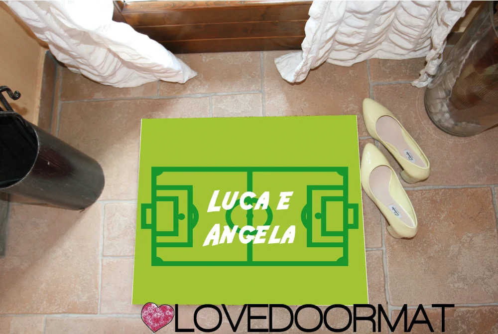 Zerbino Customizzato – Campo Calcio, Tuo Testo – LOVEDOORMAT Feltro, Fondo Gomma, Tappeto 100% Asciugapassi