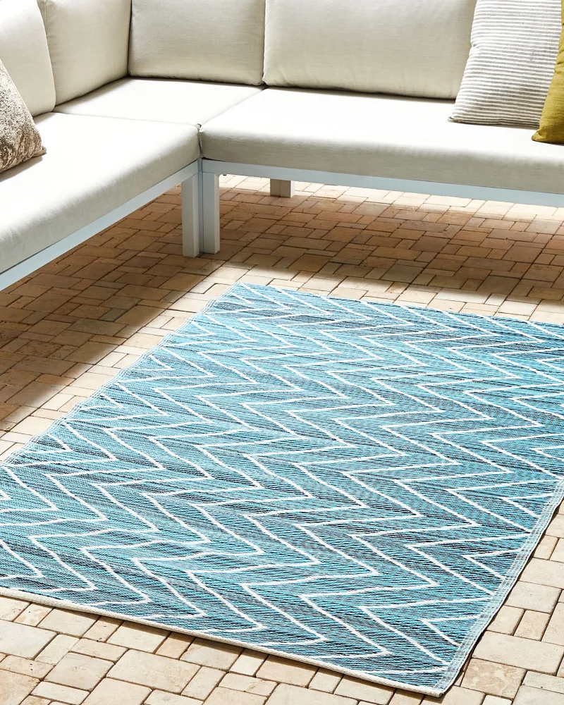 Tappeto da esterno blu con motivo zig zag 120 x 180 cm BALOTRA dalla Francia