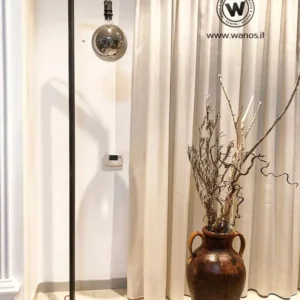 Piantana da terra stile industrial di design con struttura ferro grezzo naturale.