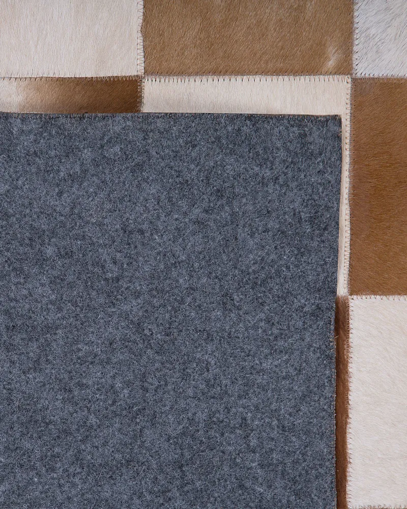 Tappeto pelle marrone/beige 140 x 200 cm SOLMAZ