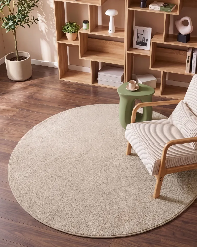 Tappeto shaggy beige evidente tondo ⌀ 140 cm DEMRE