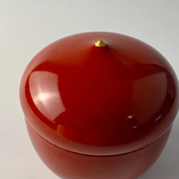 Contenitore per matcha Natsume – rosso con punta dorata