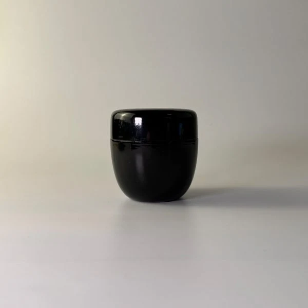 Natsume Matcha Tin Nero con Decoro Rosa – Un contenitore elegante per momenti speciali di tè