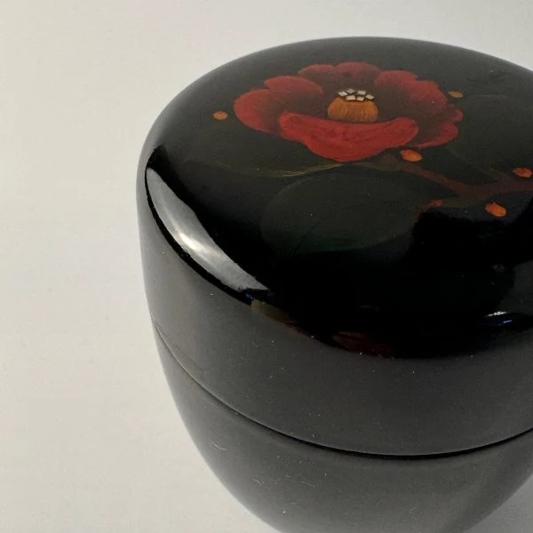 Natsume Matcha Tin Nero con Decoro Rosa – Un contenitore elegante per momenti speciali di tè