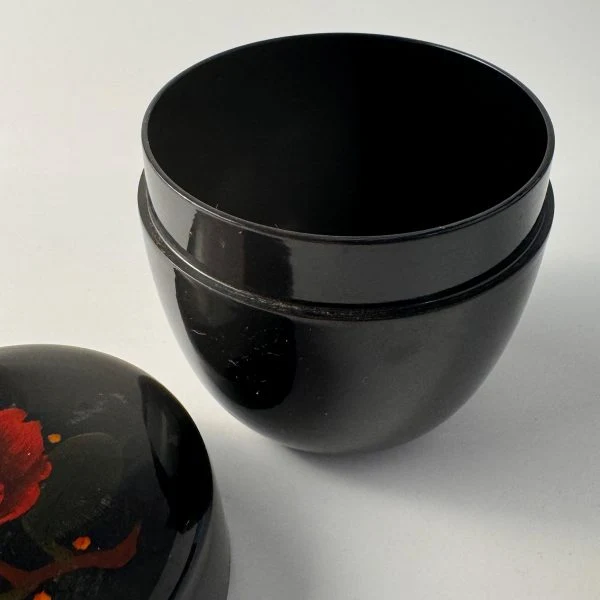 Natsume Matcha Tin Nero con Decoro Rosa – Un contenitore elegante per momenti speciali di tè