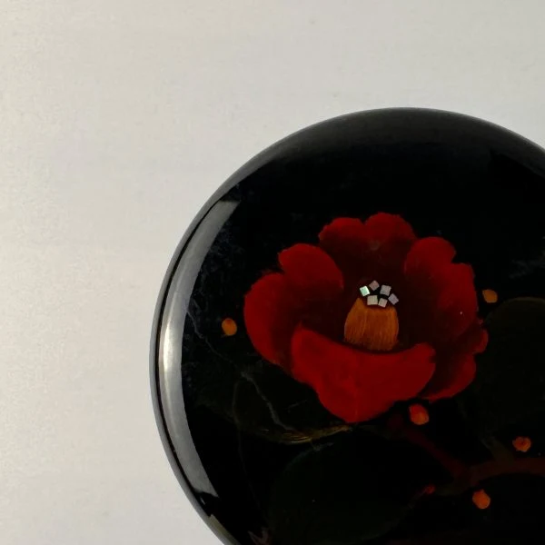 Natsume Matcha Tin Nero con Decoro Rosa – Un contenitore elegante per momenti speciali di tè