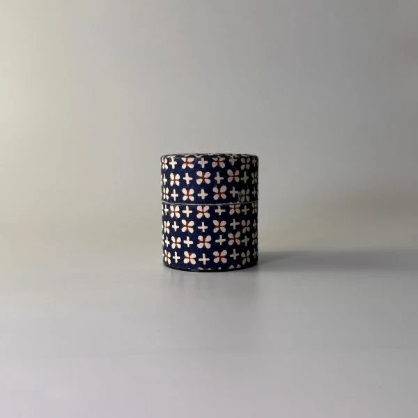Contenitore per Matcha Natsume – Contenitore per tè Washi con motivo floreale blu