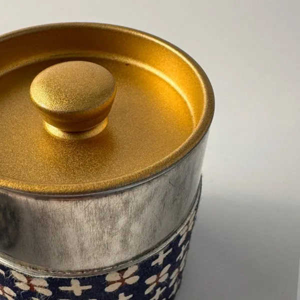 Contenitore per Matcha Natsume – Contenitore per tè Washi con motivo floreale blu