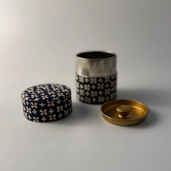 Contenitore per Matcha Natsume – Contenitore per tè Washi con motivo floreale blu